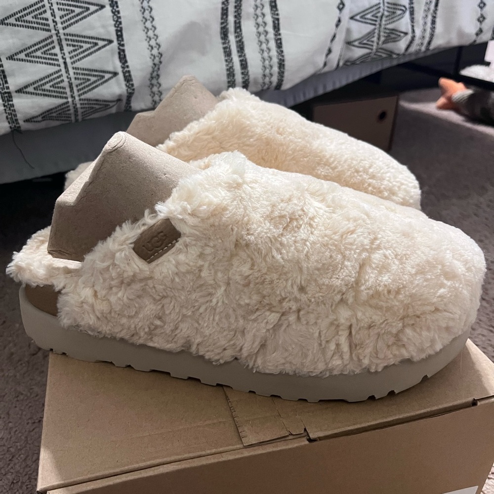 Ugg Women’s Fuzz Sugar Slides